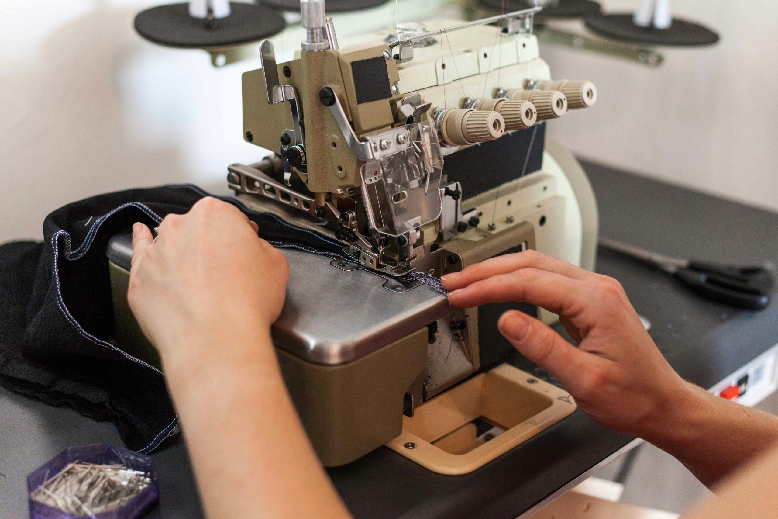 pexels-cristian-rojas-7998337 in Industrie textile : comment bien étiqueter tout en respectant l’environnement ?